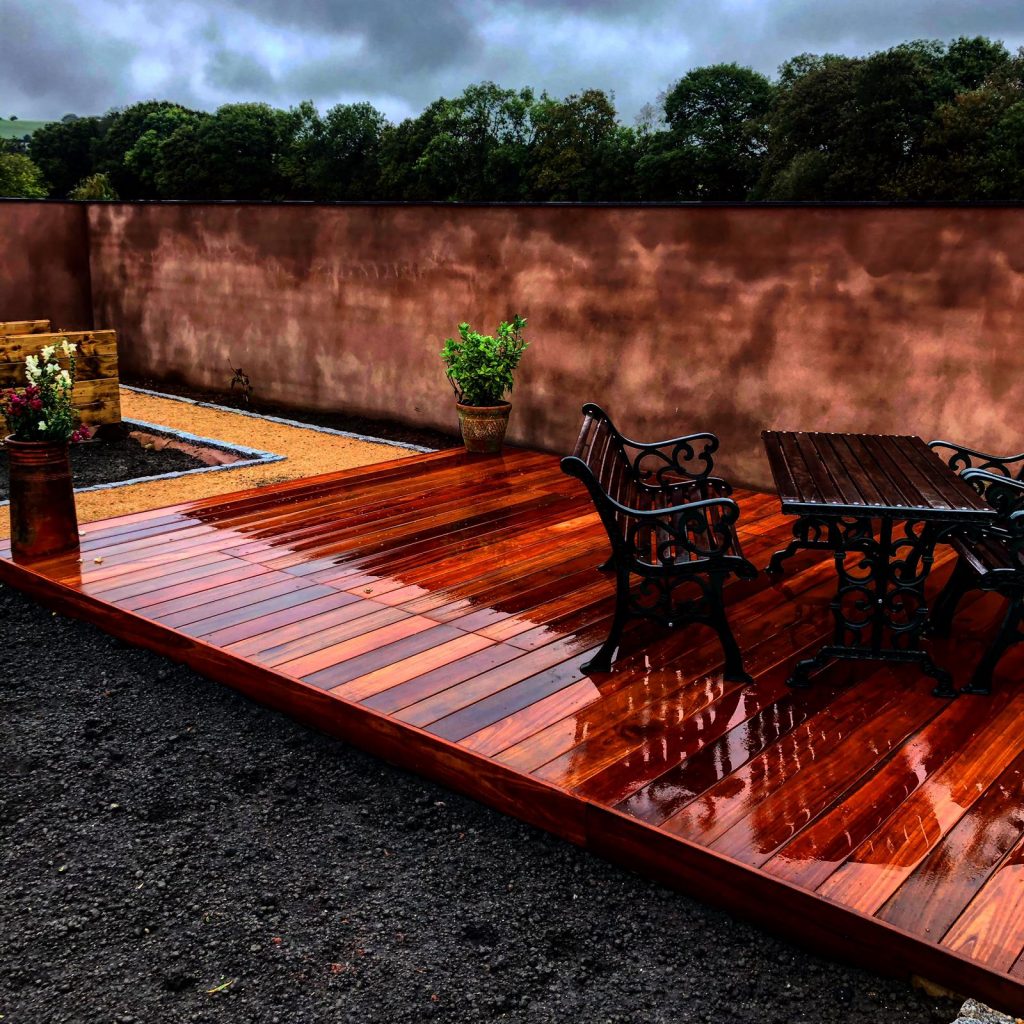 Edward Grimes Garden Designer - Garden in Silverton, Exeter in Devon - Wood features in rain